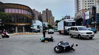 疑欲前往待轉區未打燈變道 後車閃避不及碰撞倒地