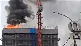新莊建案工地頂樓竄出大火。（圖／民眾提供） 