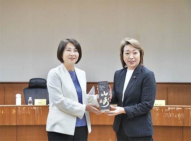 日本參議員橋本聖子（右）一行人28日拜會屏東縣長周春米（左）