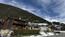 瑞士阿爾卑斯山永凍土崩塌  危及觀光勝地瑞士瓦萊州的冰川與山間村落是國際遊客造訪的著名景點，日前當地山谷發生大規模岩石與永凍土崩塌，加劇冰河流動。中央社記者郭芳君蘇黎世攝  114年5月27日