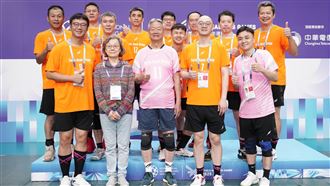 最佳典範！年過七十領軍奪世壯運排球銅牌