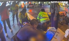 騎士停紅燈倒地OHCA 警跪地CPR與死神搶命(圖/翻攝畫面)