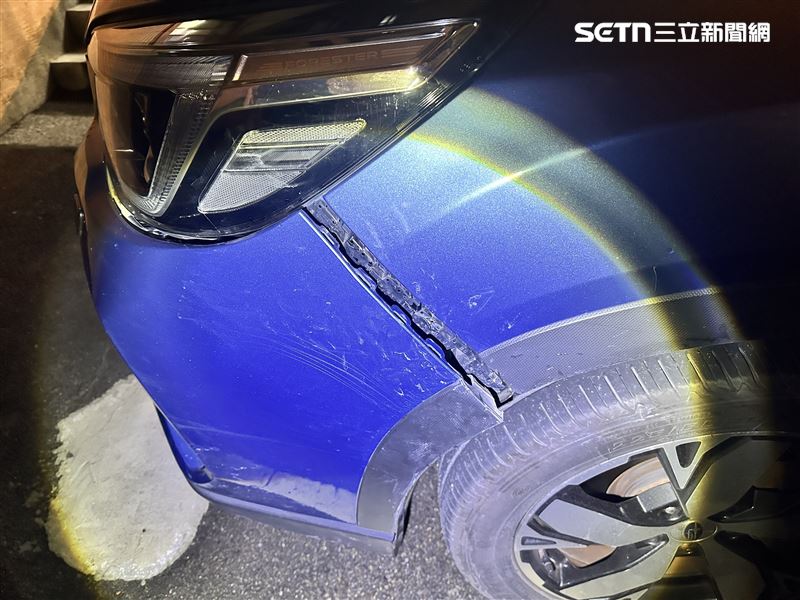 撞上男子的車輛的車體也出現毀損狀況。（圖／翻攝畫面）