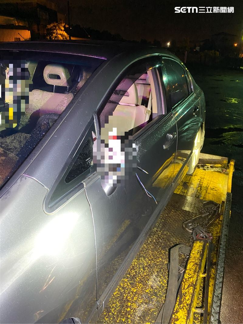 撞上男子的車輛的車體也出現毀損狀況。（圖／翻攝畫面）