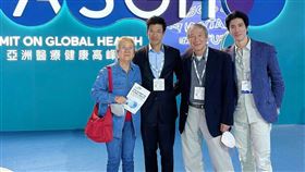 ▲王力宏（右）的哥哥王力德（左二）受邀出席「亞洲醫療健康高峰會」。（圖／翻攝自微博）