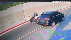 ▲呂男等3人持鎮暴槍搶奪林姓車手，一舉得手309萬8千元。（圖／翻攝畫面）