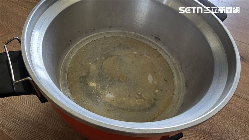 用電鍋蒸東西，長年下來鍋底都會累積水垢。（圖／記者吳泊萱攝影）