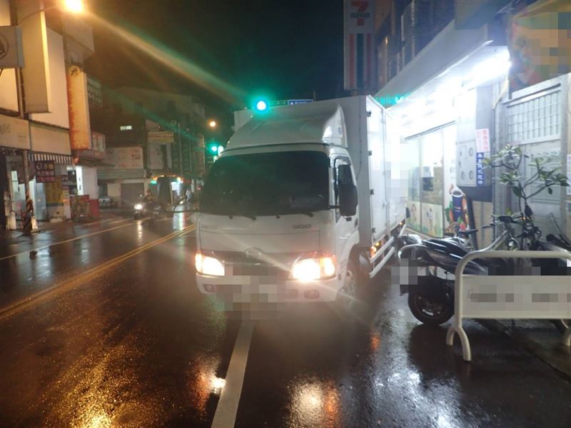 貨車不斷「倒退嚕」數公尺,撞上5輛機車才停下。(圖/翻攝自社會事新聞影音)