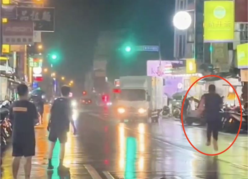 司機一路狂追,貨車仍撞上機車、護欄。(圖/翻攝自社會事新聞影音)