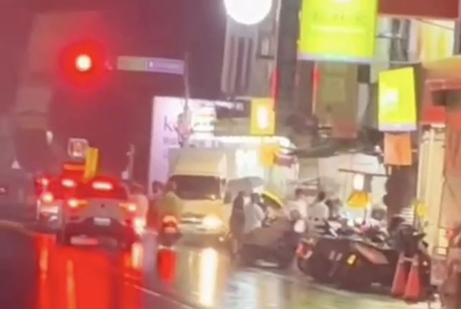 司機忘記拉起手煞車,貨車不斷「倒退嚕」數公尺。(圖/翻攝自社會事新聞影音)