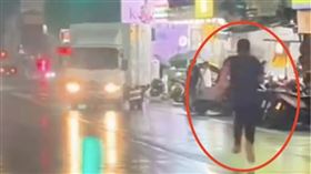 運將忘拉手煞車！物流車一路倒退嚕撞5車