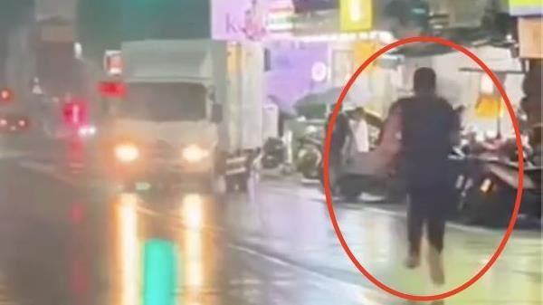 運將忘拉手煞車！物流車一路倒退嚕撞5車