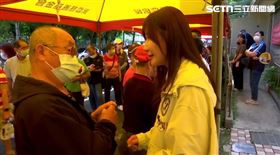 ▲吳沛憶與民眾互動。（圖／翻攝畫面）