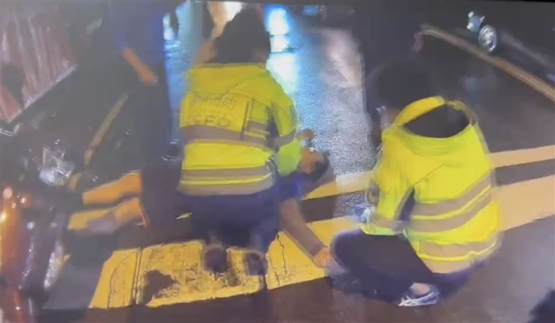員警在黃金搶救時間內,進行心肺復甦術直到救護人員抵達。(圖/翻攝畫面)