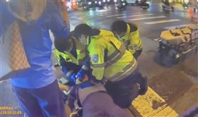 台中男突倒地！警「跪地CPR」與死神搶命