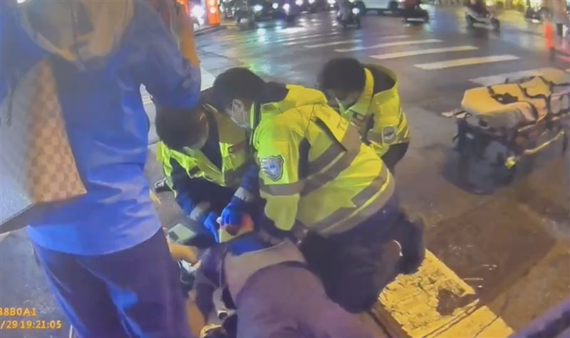 男騎士因心肌梗塞倒下,員警見狀上前急救。(圖/翻攝畫面)