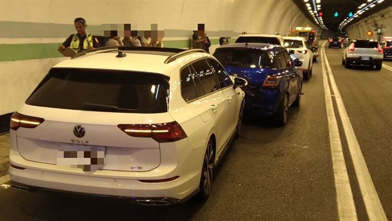 國道三號南下中寮隧道因這起車禍回堵7公里。(圖/翻攝畫面)