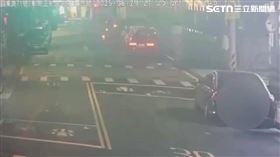 ▲北市陳姓司機駕駛Uber計程車擦撞13輛汽機車，還造成張姓路人右腿骨折。（圖／翻攝畫面）