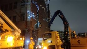 建案,商辦,施工不慎,地面下陷,電線桿,傾倒,停電,台中,大里（圖／台電提供）