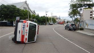 剛送女病患到院！救護車慘被她老公撞翻