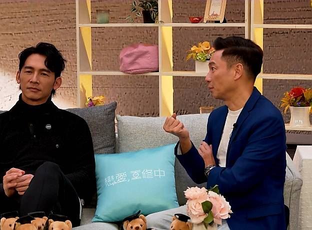 謝祖武（右）跟溫昇豪討論選來賓表現。（圖／三立提供）