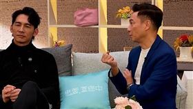 謝祖武（右）跟溫昇豪討論選來賓表現。（圖／三立提供）