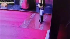 外送員變成「跳跳猴」又抖又跳，將食物整個灑倒在地。（圖／翻攝畫面）