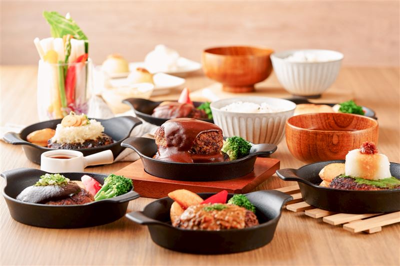 除了秘製多蜜醬,還有香濃起司咖哩肉醬、燒菇松露白醬、博多明太子等6款創新醬汁可選。(圖/業者提供)