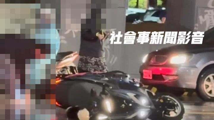 許姓男騎士在路邊崩潰飆罵黃女。(圖/翻攝社會事新聞影音)