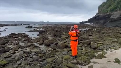 綠島岸邊漂航空器殘骸　軍方鑑識中
