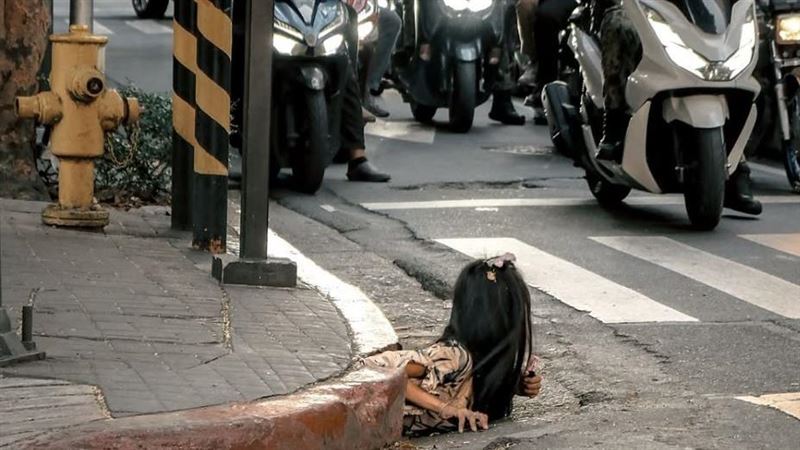 長髮女詭異「爬出排水孔」路人嚇：毛毛的