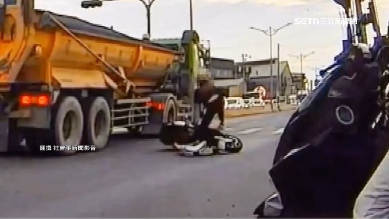 砂石車闖紅燈撞機車　騎士驚險閃過摔地