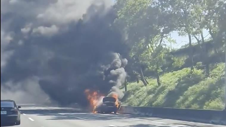新／國道1火燒車！賓士車遭烈焰濃煙吞沒