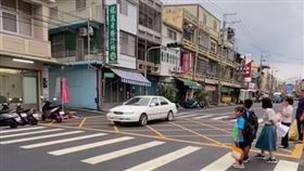 屏東學童站斑馬線等28秒　10車飆速開過沒人停讓！警方出手了