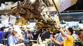 連假首日民眾南門市場買粽子（2）端午節連假首日，台北南門市場30日上午湧現人潮，攤商擺出粽子，種類多元豐富。中央社記者謝佳璋攝  114年5月30日