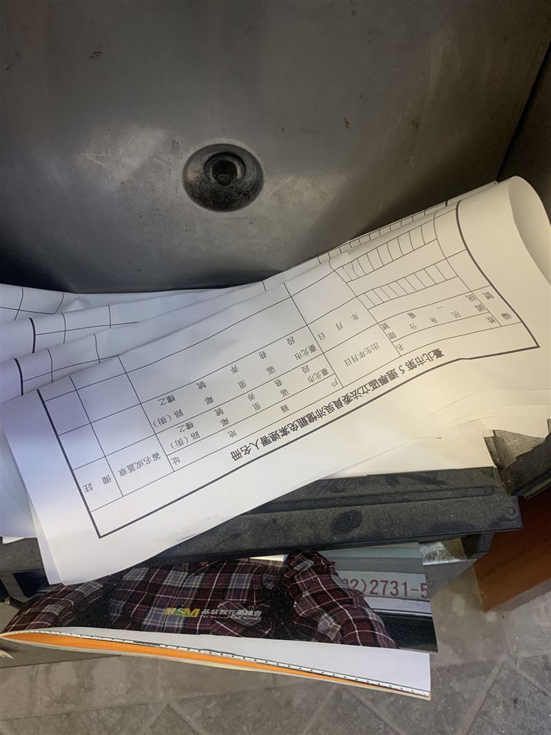 作家朱宥勳透露,藍營直接將罷免連署書塞進他人信箱,讓他看了啼笑皆非。(圖/翻攝自朱宥勳臉書)