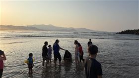 外國遊客在貢寮玩水時，不慎落水失聯，目前仍在搜救中。（圖／翻攝畫面）