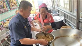 警界小當家曝光！暖所長捲包粽送弱勢傳愛