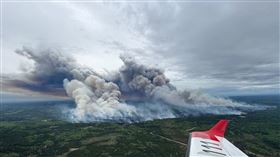 加拿大野火延燒，飛機上可見漫天的煙霧。（圖／路透社／達志影像）

