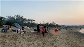 貢寮區驚傳落水意外，目前警消仍持續搜救中。（圖／翻攝畫面）