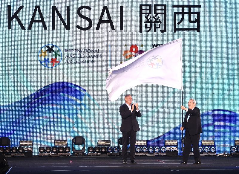 2025雙北世壯運閉幕典禮30日晚間在新北市美術館舉行,會中進行國際壯年運動總會(IMGA)會旗交接儀式,由下屆主辦城市、日本關西世壯運組委會會長松本正義(右)接下會旗