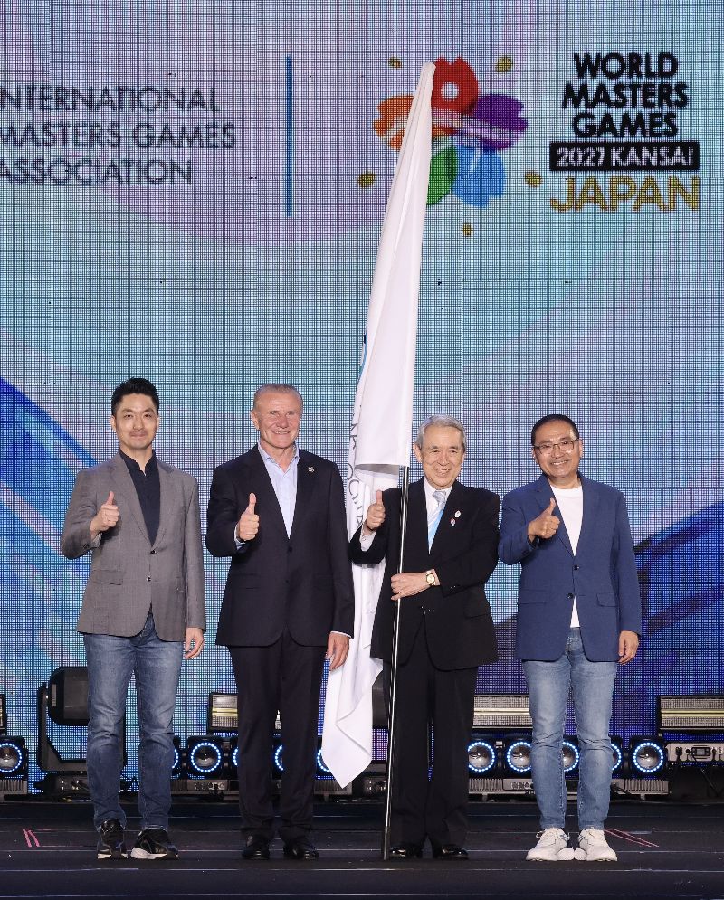 關西世壯運組委會長松本正義(右2)來台與會,接下國際壯年運動總會(IMGA)會旗,並與IMGA會長布卡(Sergey Bubka)(左2)、新北市長侯友宜(右)、台北市長蔣萬安(左)合影