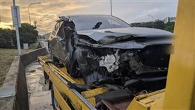 楊梅休息站頻傳自撞意外，引發民眾熱議。（圖／翻攝畫面）