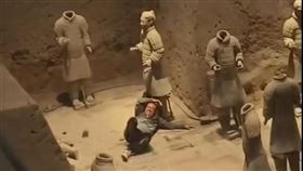 西安臨潼區秦始皇帝陵博物院一號坑，有男遊客跳下坑中推倒兵馬俑。(圖/翻攝自微博)
