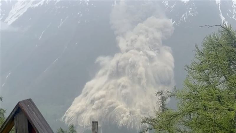 瑞士阿爾卑斯山脈28日發生大規模冰川崩塌。(圖/Pomona Media/Handout via 路透社)