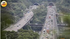 高公局表示，明日（31日）為端午節連續假期第2日，預估國道交通量為110百萬車公里。（示意圖／黃耀徵攝）
