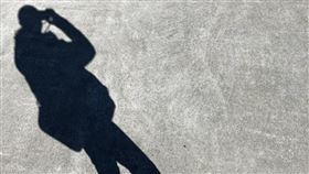 近期南韓頻繁傳出有民眾在軍事基地、機場及其他敏感設施周邊鬼祟偷拍。5月29日中午，一名年約30多歲的台灣男性企圖用手機偷拍南韓國家情報院，遭南韓警方當場逮捕。

