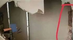 ▲李男意外在天花板夾層中發現人民幣7700萬元（約新台幣3.1億元）的現金。（圖／翻攝自微博）

