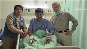 阿里的母親特別從宜蘭來醫院探望，母子在病房相擁而泣，場面十分感人。（圖／烏日林新醫院提供）