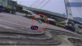 滑水教練阿文緊急抓住輪椅老翁，驚險瞬間曝光。（圖／翻攝Kimberly的熱血人生）